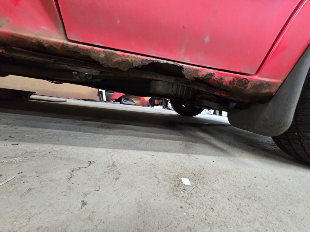 Rezavé prahy vozidla před opravou 2