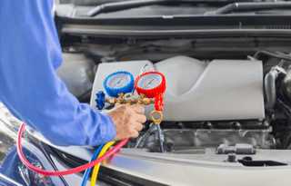 Plnění a desinfekce klimatizace