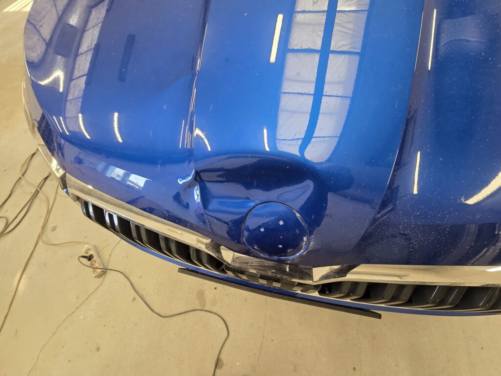 Octavia poškozená kapota před opravou 2