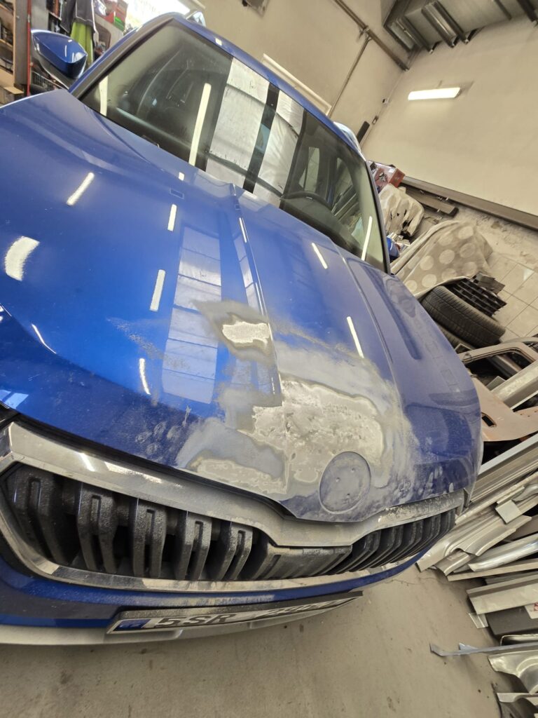 Octavia poškozená kapota vyrovnáno