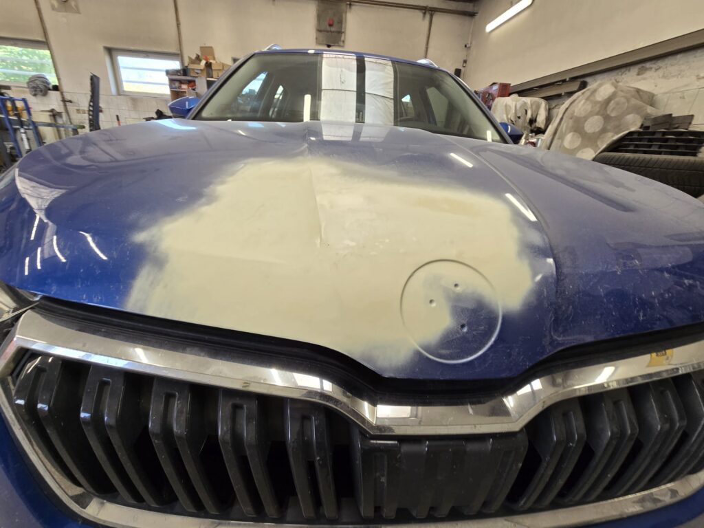 Octavia poškozená kapota vyrovnáno 3