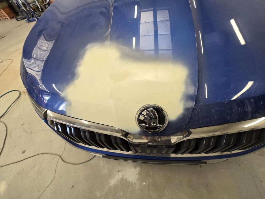 Octavia poškozená kapota vyrovnáno 5