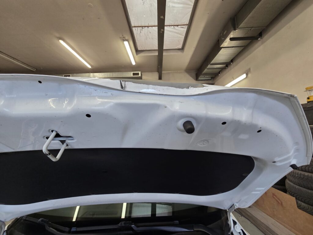 Poškozená kapota před opravou