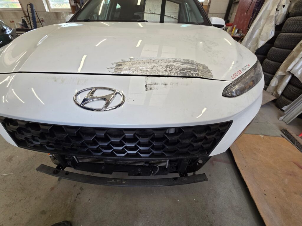 Poškozená kapota po opravě